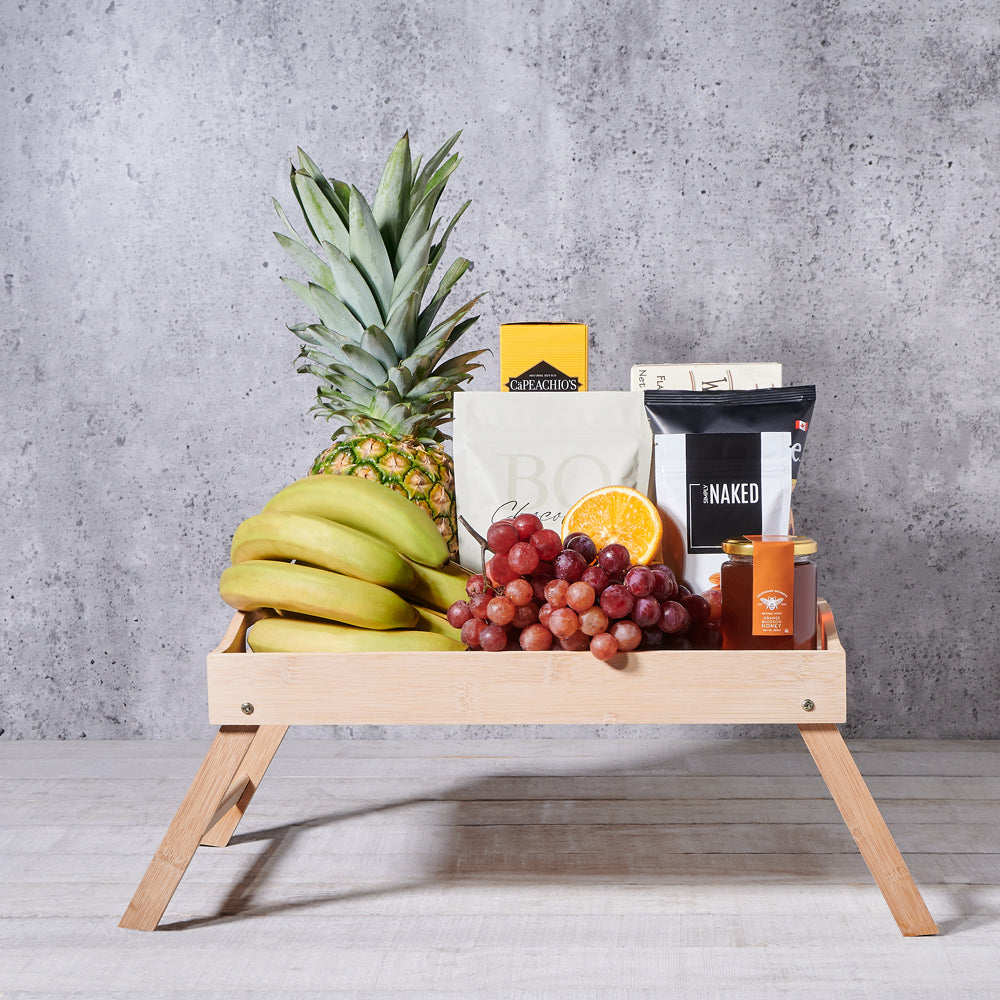 Gourmet Snack Basket with Bamboo Tray – how the gift is presented