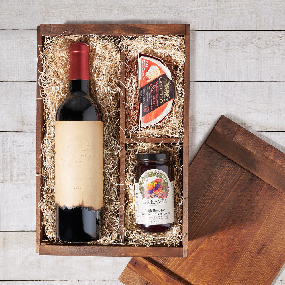 Brie Creamy Cheese and Wine Basket – how the gift is presented
