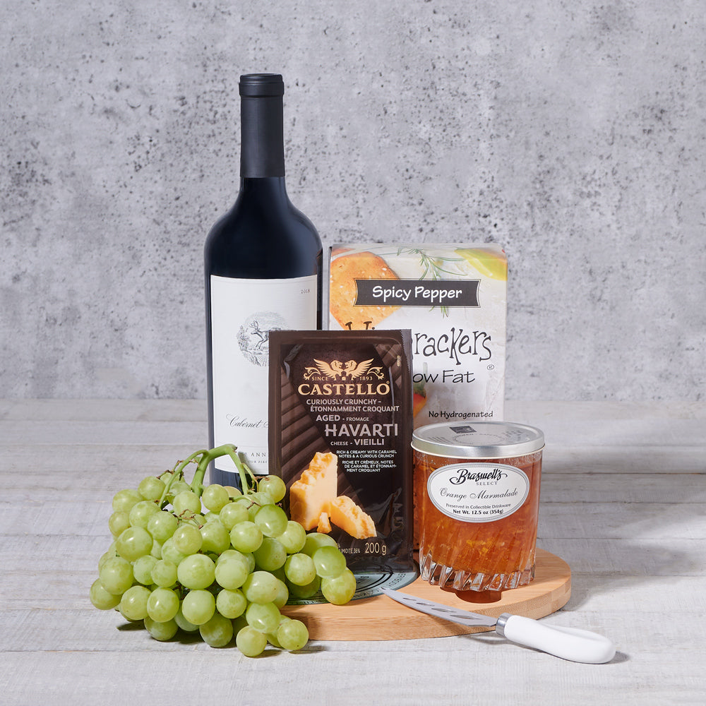 Wine Gift Basket with Cheese Board, USA – how the gift is presented