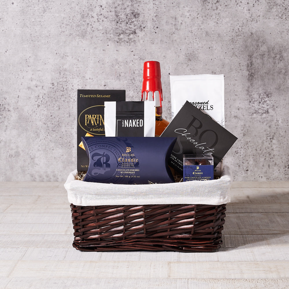 Classic Whiskey Basket with Snacks – how the gift is presented